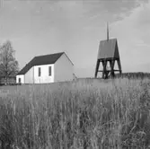 KYRKA I ÅNGE
EXT. OCH INT.
