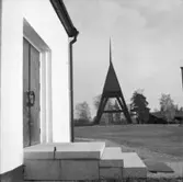 KYRKA I ÅNGE
EXT. OCH INT.