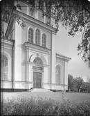 RESTAURERAD KYRKA I NJURUNDA
EXT. OCH INT.