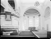 RESTAURERAD KYRKA I NJURUNDA
EXT. OCH INT.