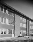 EXTERIÖRER MED KOPPAR OCH ALUMINIUM
EXT.