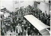 Centrum, Västerås.
VSK-bandysupportrar väntar på resultatet från bortamatch, 1940-talet.