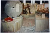 Träsliperiet, basutställning juni 1996. Kvarn, såg, hammare ? - korsning över tegelgolv