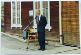Invigning sommarutställning 1/6-1996. Lars Bergström hälsar välkommen utanför Träsliperiet