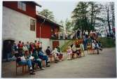 Invigning sommarutställning 1/6-1996. Publikbild utanför Kvarnen