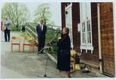 Invigning sommarutställning 1/6-1996. Lars Bergström tackar Marie Nisser utanför Träsliperiet