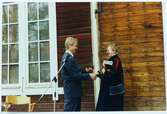Invigning sommarutställning 1/6-1996. Lars Bergström tackar Marie Nisser utanför Träsliperiet