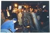 Tysk lufthammare från slutet trol. av 1800-talet. Smeden Sören Moberg demonstrerar hammaren för riksdagens kulturutskott 1995