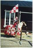 Västgöta lekar på Forsviks bruk. Medeltida tävlingar 25 augusti 2001. Hästburen riddare i röd-vit