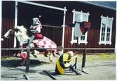 Västgöta lekar på Forsviks bruk. Medeltida tävlingar 25 augusti 2001. Hästburen riddare i röd-vit