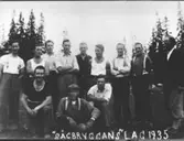 Sågbryggans fotbollslag i Strömnäs 1935. Främre raden fr.v: Sigfrid Öhman, målvakten Nordlinder och Kalle Andersson. Bakre raden fr.v: John Chön, Sven Öhman, Tage Lind, David Eriksson, Allvar Näslund samt den ständige domaren Erland Ström.