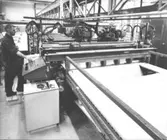 Ådalshus stora fabriken. Lennart Lockner vid de datastyrda fräsarna. Företaget lades ned 1987.