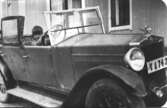 Fiat årsmod. 1928 registrerad på sågverksägare Oskar Nikolaus Lockner från 1934-09-29 till 1935-06-25 då den övergick till Automobilfirman J.G. Nordlund Härnösand. Tidigare var den registrerad på hemmansägare Alf Göte Ulin, Prästmon, Styrnäs. Bilen hade plats för fyra personer, var 388 cm lång och 145 cm bred samt hade en fyrcylindrig motor på 20 hk.