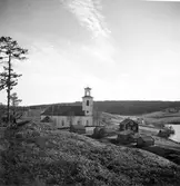 Vitputsad stenkyrka. Orgel från 1855 av J Gustav Ek. Altartavla från 1795 av målare Anders Joakim Öberg från Härnösand. Altaruppsatsen från 1797-98 av bildhuggare Per Vestman från Hemsö.