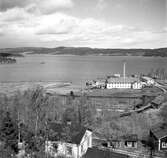 Ramviks sågverk. I förgrunden på bilden urmakare Bergströms hus, rivet 2005.