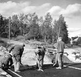 Vägarbetare. Ådalsvägen fortsätter framåt i bilden, uppfarten till Arnellsbacken till vänster. Bilden tagen på 1930-talet