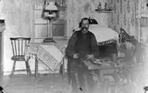 Bild på Benedictus Eriksson fotograferad i sitt hem tillika skomakeriverkstad.