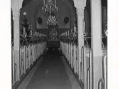 Altargången i Ölmevalla kyrka vid jultid under 1950-talet.