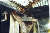 Gjuteriet, fuktskadat remstycke under övre fönsterraden