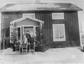 Jultid hos Sahlströms i Dalom. Foto från ca 1920.Gustaf Hjalmar Sahlström född 1881 död 1934. Edit Matilda Elisabet karlsson född 1887 gift Sahlström död 1967 och dottern Rut Elvira Viktoria född 1909 död 1983 och döttern Gertrud Matilda Margareta född 1907 och död 1995 samt Sonja Sahlström född 1914 död 2001