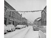 Bild till tidningsartikel med Norrgatan (åt väster) som är julskyltad och snöig. Publicerad i Hallands Nyheter, 1969-12-09.
