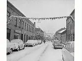 Bild till tidningsartikel med Norrgatan (åt väster) som är julskyltad och snöig. Publicerad i Hallands Nyheter, 1969-12-09.