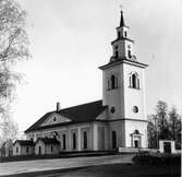 Ytterlännäs nya kyrka uppfördes åren 1848-54 efter ritningar av A J Åkerlund. Den består av ett långhus med sakristian ursprungligen bakom koret och ett torn i väster.Empirestilen dominerar kyrkans arkitektoniska form.