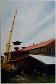 Gjuteriet, ventilationshuv sätts på taket med hjälp av kran