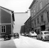 Stadsbebyggelse. Den lilla gatstumpen mellan tomterna 1 och 2 till höger och tomt nr 5 till vänster utgör en rest av den gamla Sjögatan, som började här vid torget och fortsatte till lilla torget.