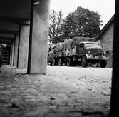 En man inspekterar några lastbilar på Nääs Fabrik.