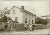 Västerås, Norrmalm.
Barn utanför Föreningsgatan 5. C:a 1910-1915.