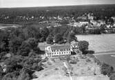 Herrgården som tidigt benämns som Lamhult, har anor från början av 1600-talet då Bengt Oxenstierna bytte
bort gården till kronan. 