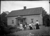 Familj framför bostadshus