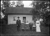 Familj framför bostadshus