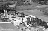 Nuvarande Hamneda kyrka ligger vid östra sidan om Lagan och uppfördes 1889-1892 i nationalromantisk stil efter ritningar av arkitekt Fritz Eckert, Överintendentsämbetet. Byggnadsmaterialet är oputsad granit. Kyrkan består av ett långhus med kor i öster med bakomliggande halvrund sakristia.