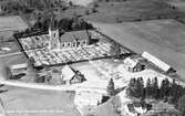 Nuvarande Hamneda kyrka ligger vid östra sidan om Lagan och uppfördes 1889-1892 i nationalromantisk stil efter ritningar av arkitekt Fritz Eckert, Överintendentsämbetet. Byggnadsmaterialet är oputsad granit. Kyrkan består av ett långhus med kor i öster med bakomliggande halvrund sakristia.