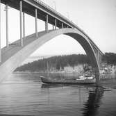 Fartyget Martenshoek vid Sandöbron
