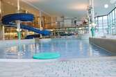 Äventyrsbadet på simhallen i Linköping. Vågbassäng. Vattenrutschbana. 