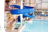 Vattenrutschbana och vågbassäng