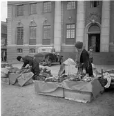 Torghandel, i bakgrunden Sundsvallsbanken.