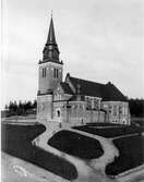 Örnsköldsviks stads första kyrka ritad av Gustaf Améen i nordisk stil och invigdes 1910. Vid en restaurering 1972 ändrades den norra korsarmen till ett mindre kapell, ofta kallat Sköldska koret. Under kapellet finns en krypta som fungerar som gravkapell. Den är byggd av tegel med vitmålade blinderingar. Portalen är huggen i granit. Planlösningen är oregelbunden med tornet i sydvästra hörnet. Kyrkorummet består av mittskepp täckt av tre valv samt tvärskepp.1952-54 gjordes en genomgripande restaurering. Sakristian revs och koret blev bredare och djupare. Korgolvet höjdes och ny sakristia byggdes .Foto Reimers Gävle, ATA.