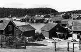 Trysunda fiskeläge. Fjärrfiskeläge från 1600-talet med kapell från 1654 och kyrkogård. Karaktäristisk bebyggelsestruktur med strandnära bygata som särskiljer en tätt samlad rad med kokhus och sjöbodar från gistvallar och ekonomibyggnader för djuren. Skolan uppe strax till höger om flaggstången Byggnader: Boningshuset ombyggt två gånger, inrymmer kök och kammare i bottenvåning och samma i övervåning. Till höger Hugo Lundgrens sjöbod. Inrymmer bod, bodsvale, båthus och skull med rum. 