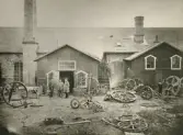 Borås Mekaniska Verkstad år 1882.
Från vänster Ingenjör Herman Gustavsson, Verkmästare Berg, Verkmästare, namn okänt.