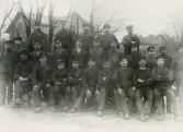 Maskinarbetare omkring år 1907 - 1908
Borås Mekaniska Verkstad.

- Över raden från vänster -
Adolf Qvist, körare
Johan Johansson, borrare
Martin Sandén, filare
Bergqvist, gängare
August Hagberg, filare

- Mittraden från vänster -
Gustaf Lilja, hyvlare
F.J. Stenholm, förrådsförvaltare
Claes Ulander, svarvare
Karl Larsson, filare
Johan Krantz, svarvare
Albert Svensson, 