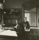 Tjänstemän under tidigare år. Ingenjör Nils Nilsson, till höger.
Borås Mekaniska Verkstad.