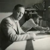 Personalen i arbete. Ingenjör Åke Carlsson.
Borås Mekaniska Verkstad.