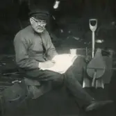 Personalen i arbete. Gjuteriförman Bertil Carlsson.
Borås Mekaniska Verkstad.