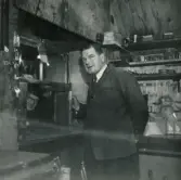 Personalen i arbete. Förrådsförvaltare Gottfrid Dahlin.
Borås Mekaniska Verkstad.