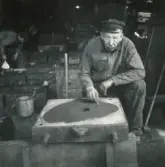 Personalen i arbete. Gustaf Hansson, gjutning.
Borås Mekaniska Verkstad.