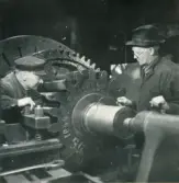 Personalen i arbete. Hadar Hagberg, Valdemar Persson.
Borås Mekaniska Verkstad.